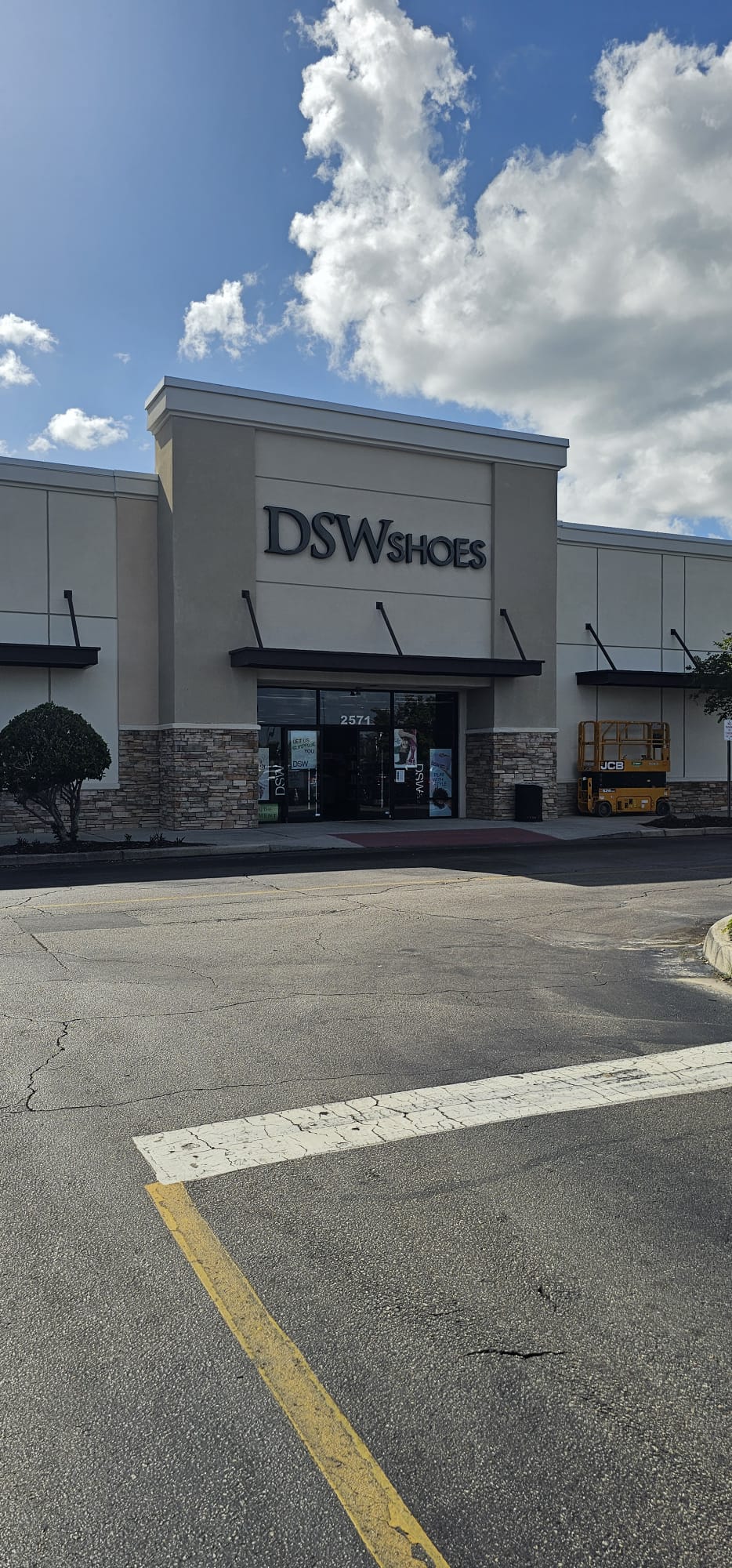Digital Signage project by InCTRL Technology Services — DSW ImBox Footwear Display, Central Florida (photo 3)