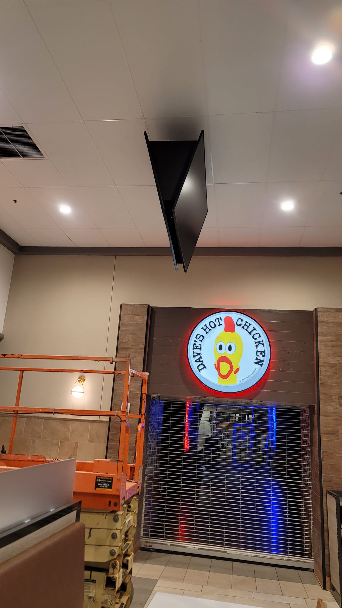Digital Signage project by InCTRL Technology Services — Orlando Premium Outlets Digital Signage, Central Florida (photo 11)