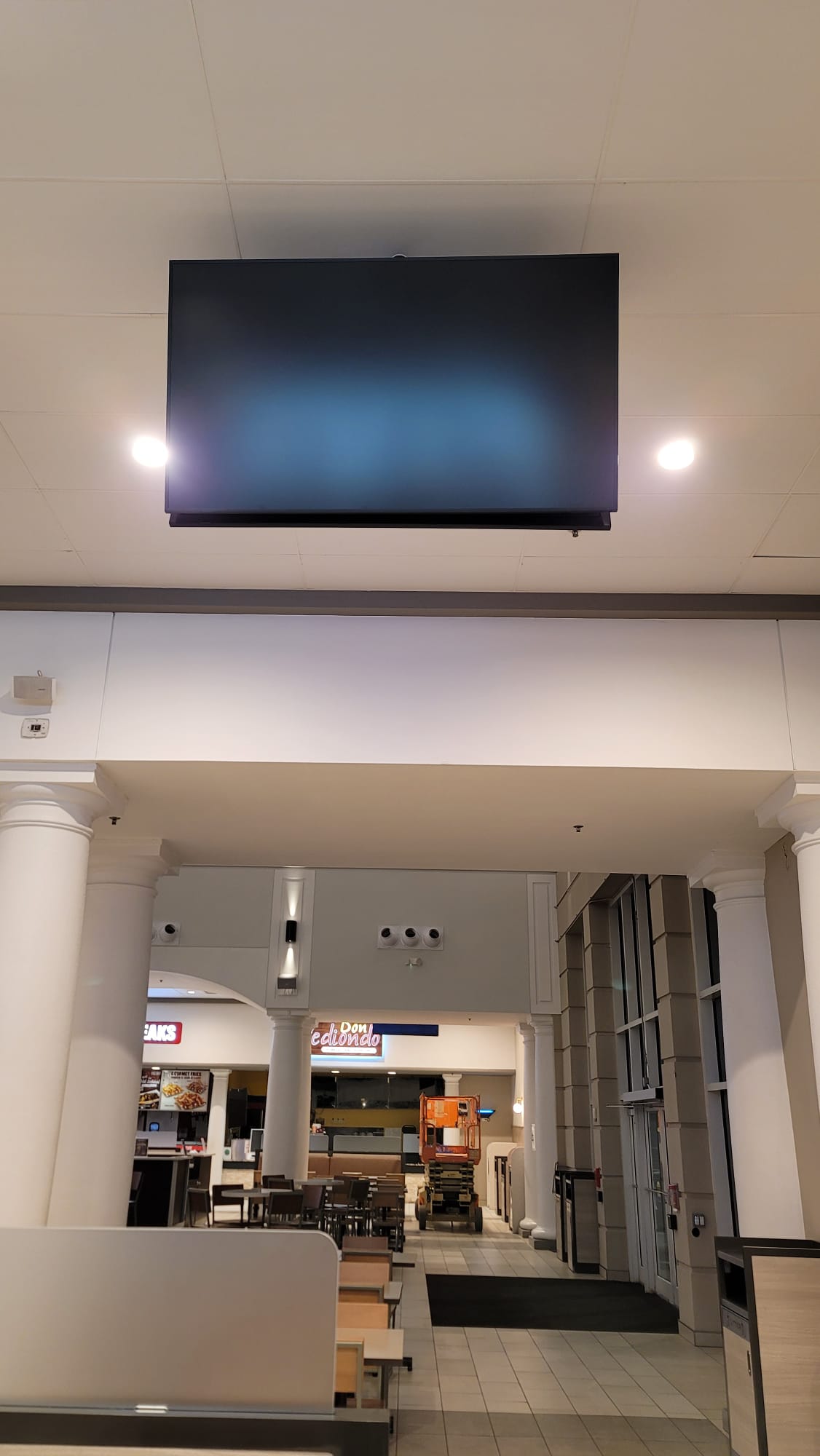 Digital Signage project by InCTRL Technology Services — Orlando Premium Outlets Digital Signage, Central Florida (photo 19)